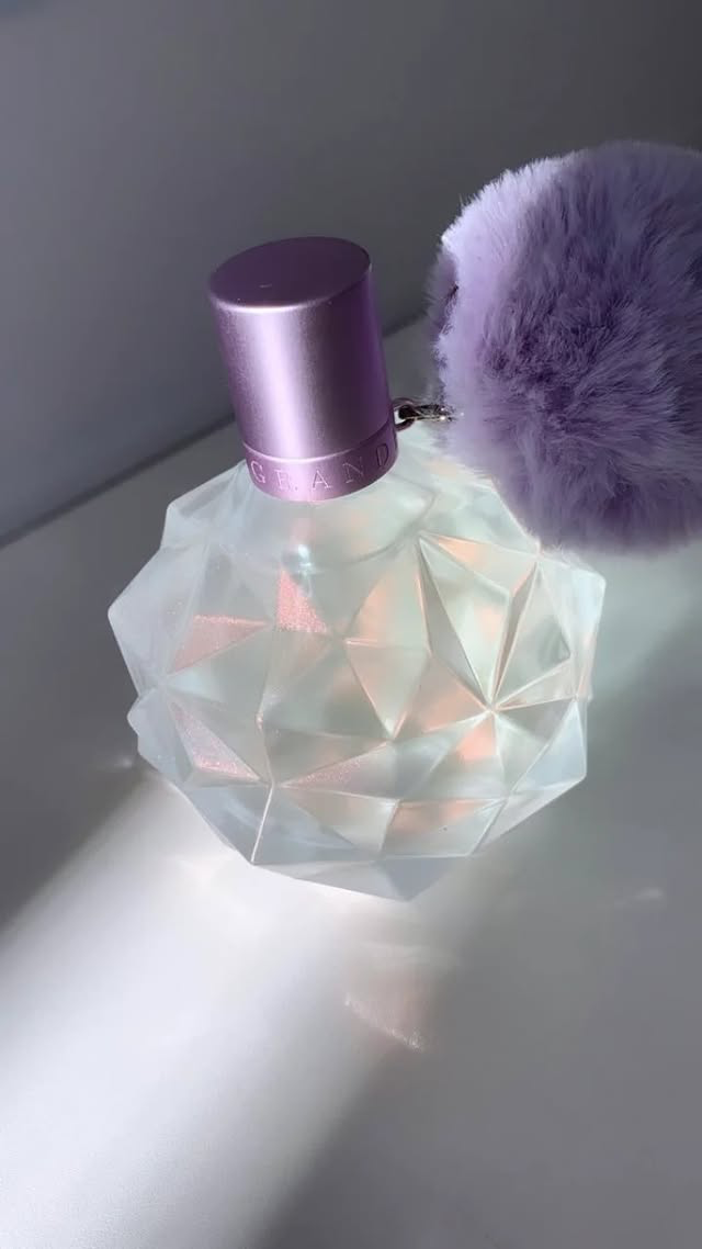 Perfume original con luz dorada