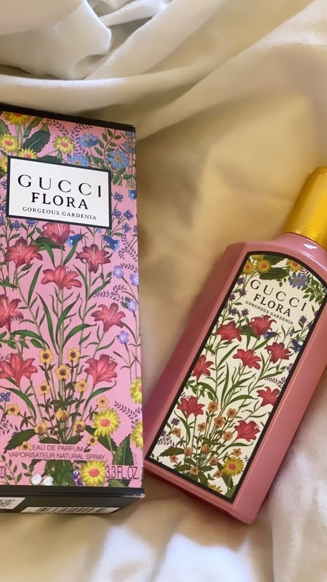 Perfume Flora Gorgeous Gardenia de Gucci junto a su caja