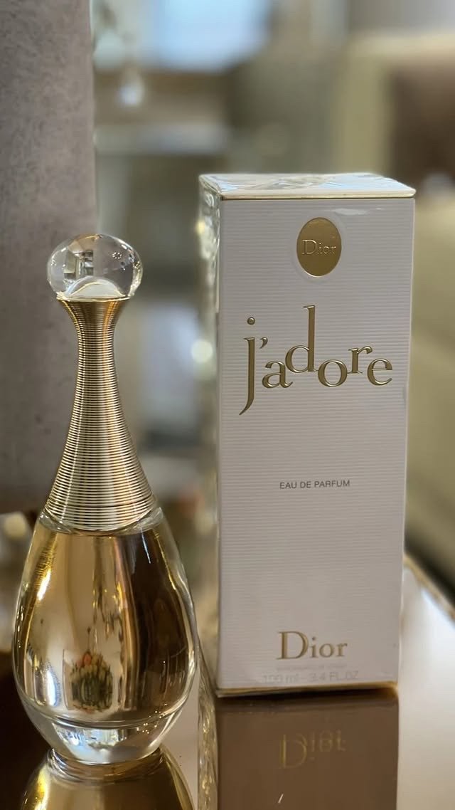 Perfume J'adore de Dior junto a su caja