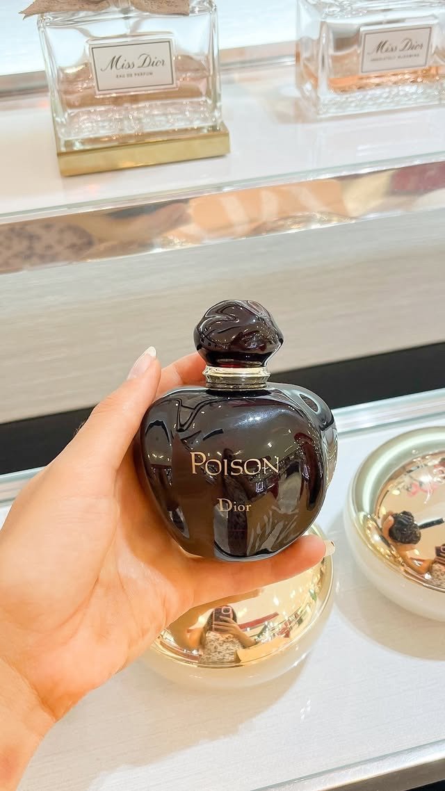 Cliente sosteniendo un perfume Poison de Dior 100% original